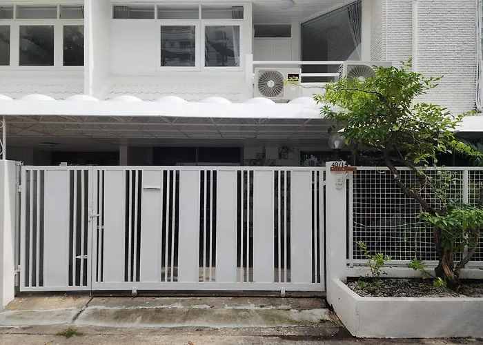 White House Ekkamai * Bangkok